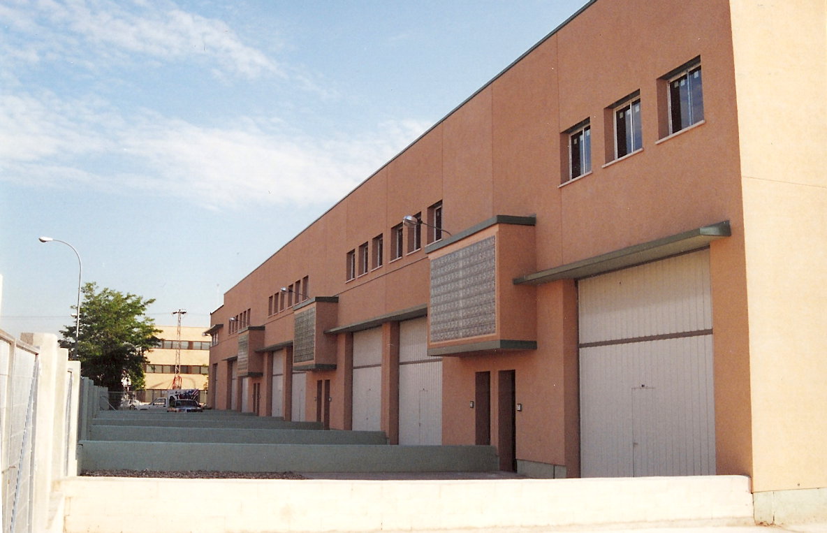 Ampliación y segregación en edificio industrial para agrupación de 11 naves nido en Calle Ramón y Cajal. Leganés.